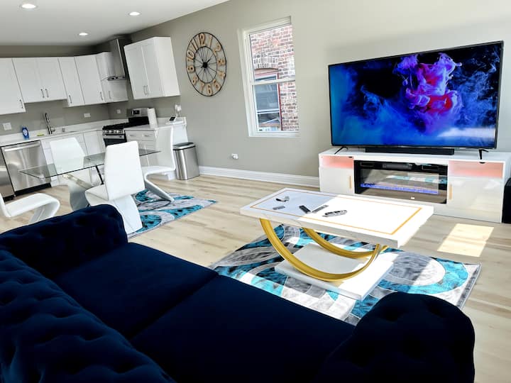 Wonderful And Cozy Chicago Top Unit Apartment - Chicago, IL