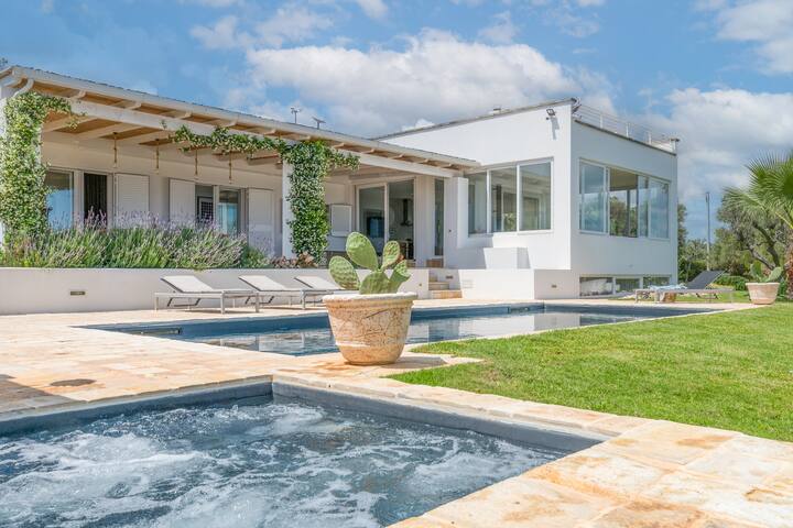 Luxury Villa Deria with trullo and sea view