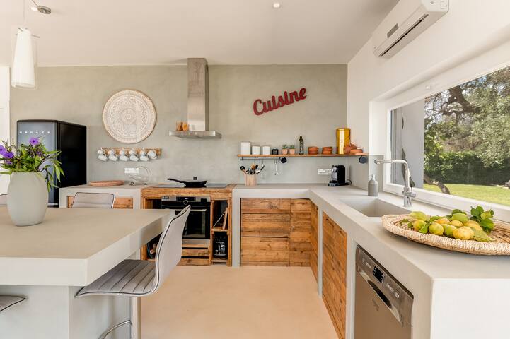 Luxury Villa Deria with trullo and sea view gallery image 3