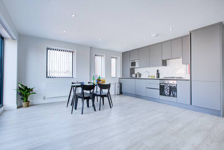 Uxbridge | Family-3 Bed | On-site Car Park gallery image 4
