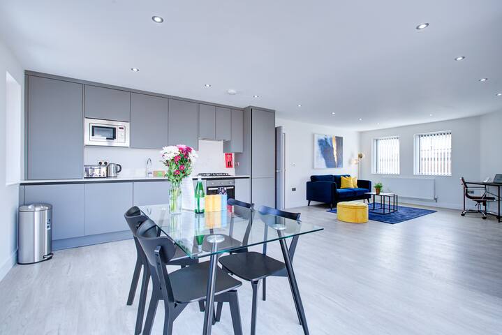 Uxbridge | Family-3 Bed | On-site Car Park gallery image 2