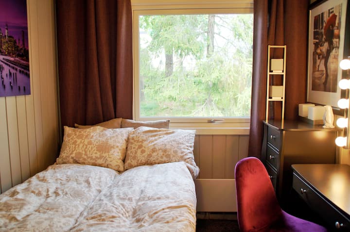 卧室2 ： 

120厘米的床，可容纳2人入住。 
带化妆镜的书桌/良好的工作灯。 