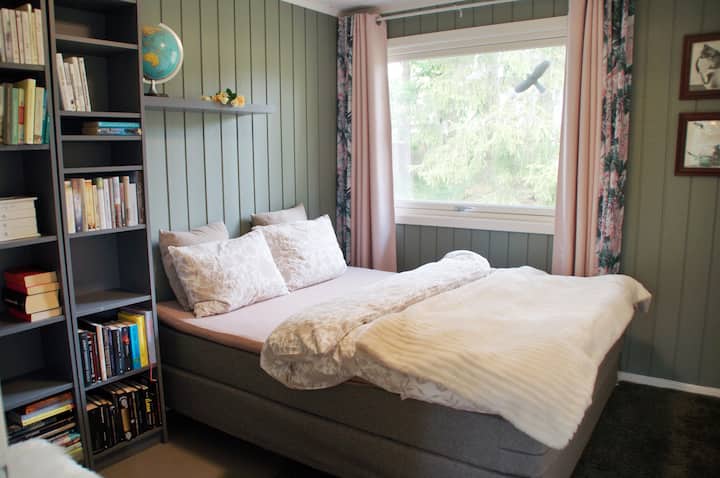 卧室1 ： 

150厘米床，有足够的空间供2人使用。

橱柜里有一些空间。 

房子通常由业主居住，因此抽屉和橱柜里有一些私人物品。