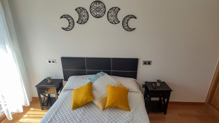 Habitación con cama de matrimonio