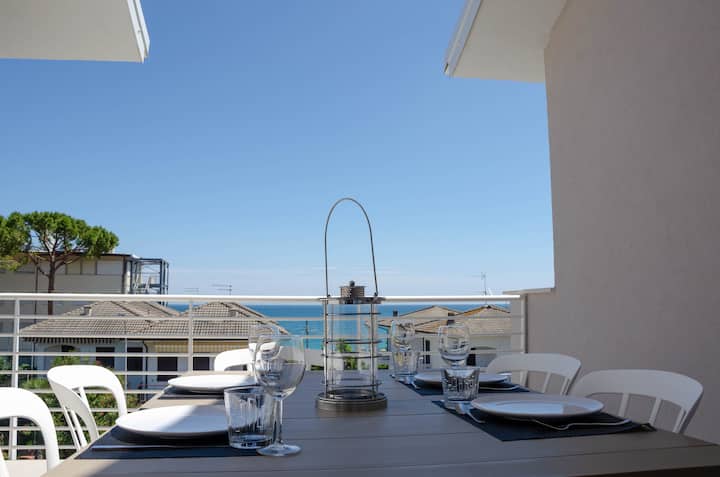 Modern and with a sea view on the 2nd floor!