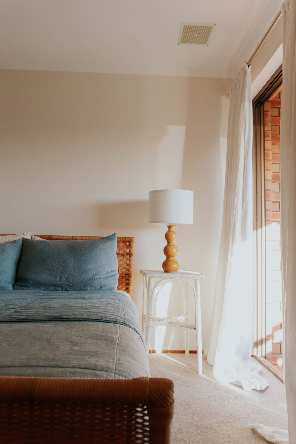 לחסום את הווילונות. נוף לנמל. שפע של שטח אחסון ומצעים איכותיים.