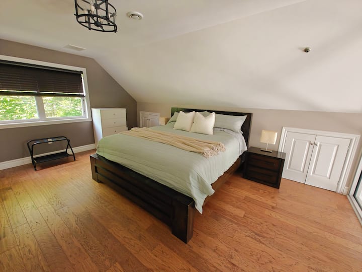 Glavna spavaća soba u potkrovlju do koje se dolazi spiralnim stubištem