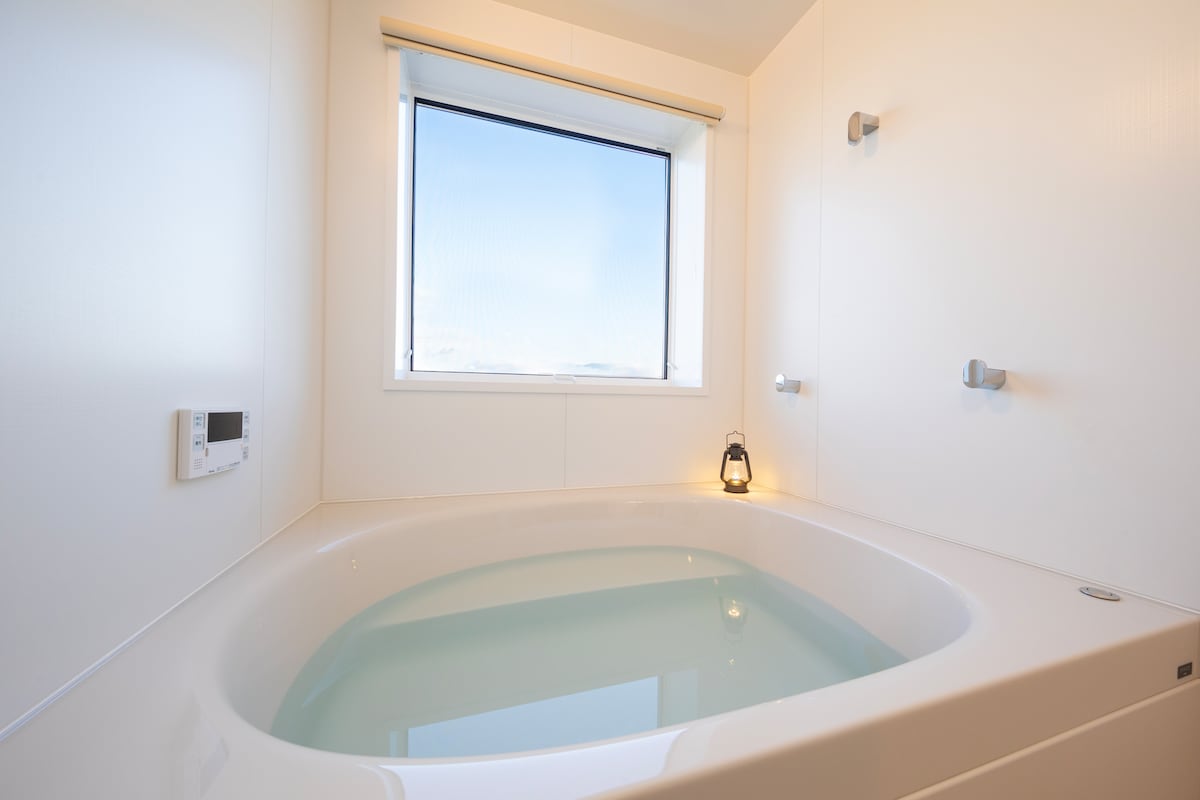 2名様でもゆったり入れるバスタブです。