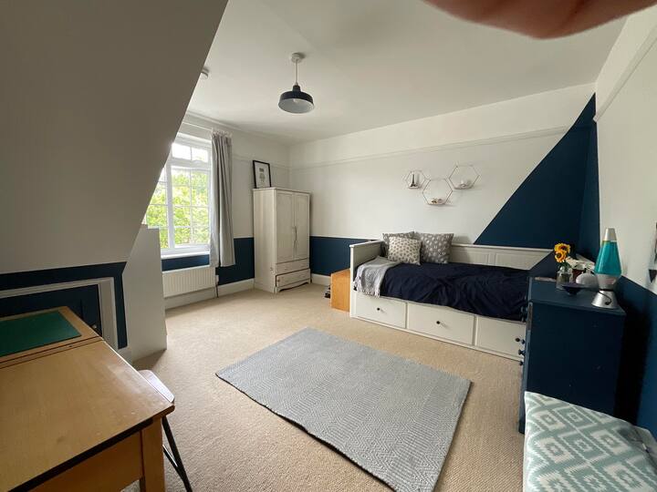 Საძინებელი 2 (ერთადგილიანი საწოლი გადაიქცევა ორადგილიანად)