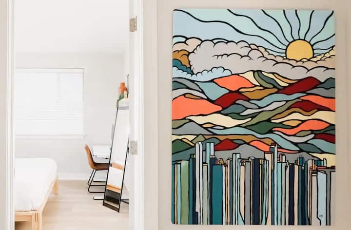 Стая за гости с двойно легло queen size на втория етаж и прилежаща баня (удобно място за 2 - ма души). Забележка: бюрото е преместено в общо помещение, следващи снимки.