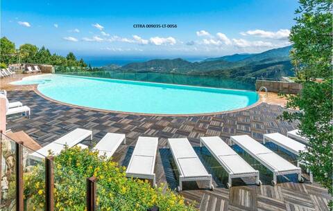 Poolside Paradise: Your Ultimate Retreat!