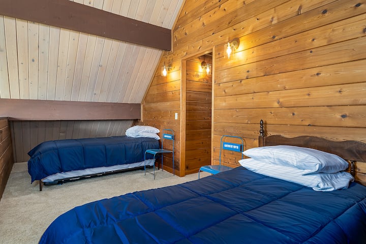 Ubicado sobre el espacio principal, este dormitorio loft abierto ofrece una vista panorámica de la cocina y la sala de estar, conectándote a la perfección con el corazón de la casa. Despiértate con amplias vistas del sonido, visibles desde el dormitorio.