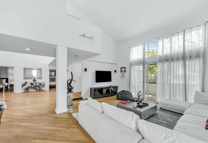 Modern Hollywood Hills Villa gallery image 5