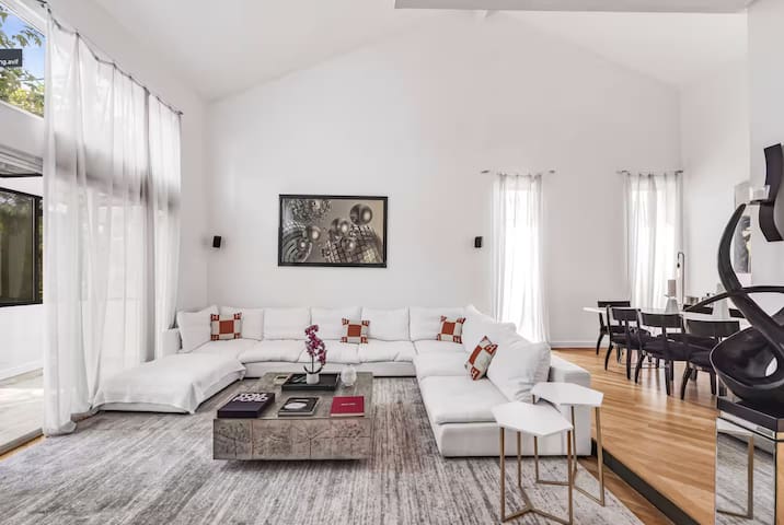 Modern Hollywood Hills Villa gallery image 4