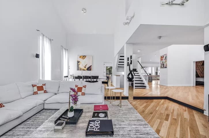 Modern Hollywood Hills Villa gallery image 3