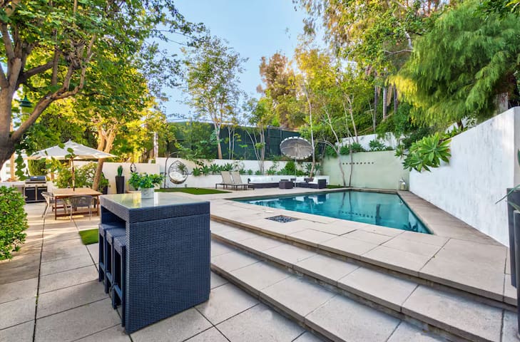 Modern Hollywood Hills Villa