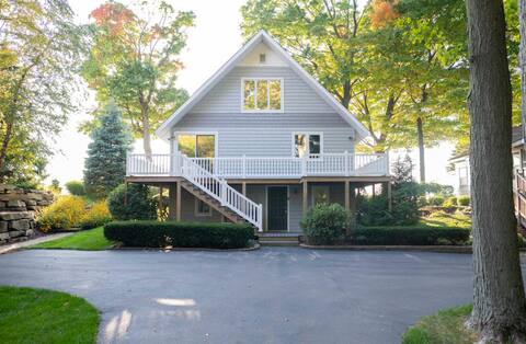 Unique lakefront Cottage