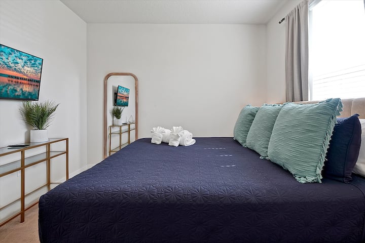 Пространиот брачен кревет ви нуди неверојатни соништа.