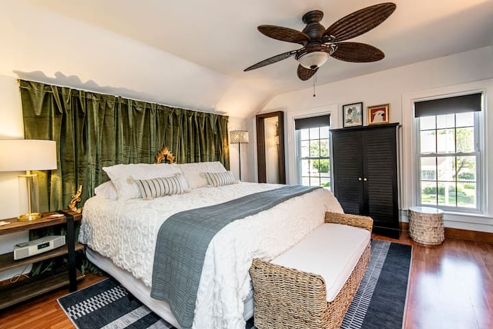 تشمل الميزات ما يلي:
سرير كينج، يتميز بلوح رأس مذهب هوليوود ريجنسي عتيق
بياضات فاخرة 
ستائر لإظلام الغرف
مروحة سقف
2 خزانة
مرآة كاملة الطول
تلفزيون
مكتب/كرسي
وسائد/بطانية إضافية
خزانة تخزين
ساعة منبه راديو Bose