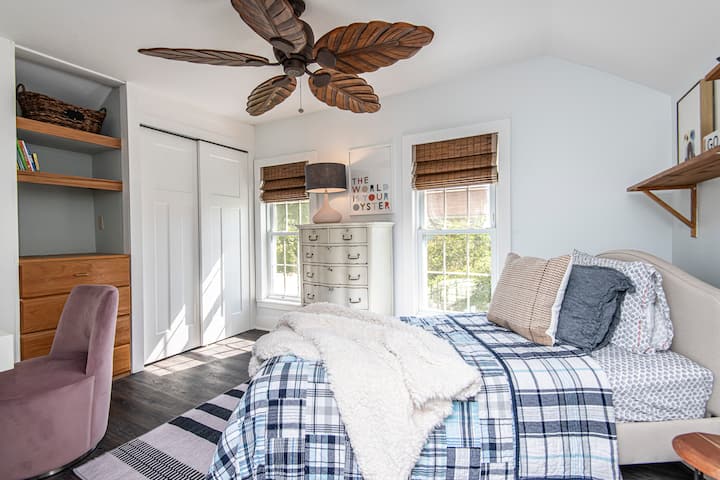 تشمل الميزات ما يلي:
سرير مزدوج مع لوح رأس حظيرة فخار
البياضات الفاخرة 
خزانة ملابس مدمجة وخزانة ملابس متعددة الأغراض وخزانة ملابس للتخزين
مكتب وكرسي ويست إلم
مروحة سقف