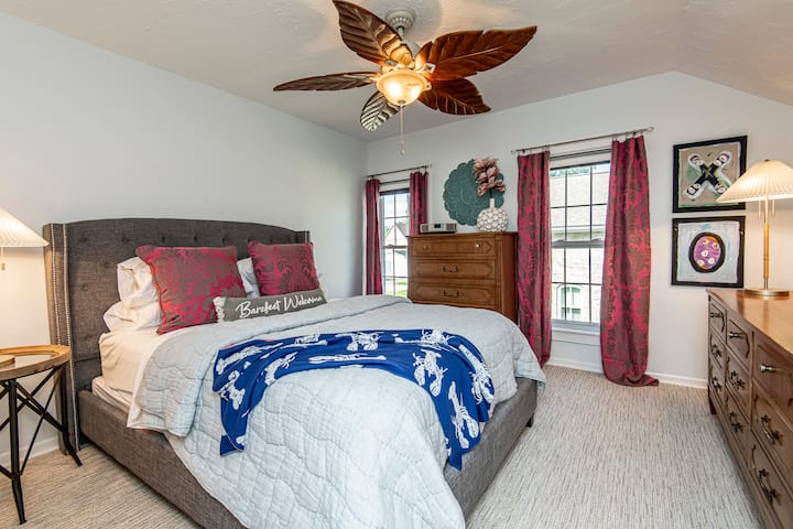 سرير كوين مع بياضات فاخرة
خزائن MCM للتخزين، مرآة
ساعة منبه راديو Bose
مروحة سقف
ستائر لإظلام الغرف
عثماني