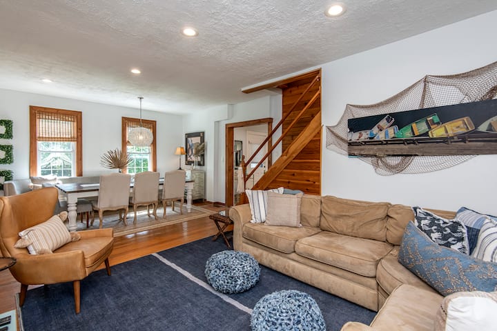 استمتع بالراحة في منطقة حظيرة الفخار وشاهد فيلمًا...أو كن جزءًا من الاحتفالات على طاولة الطعام الكبيرة.  سيعجبك الأسقف العالية وجميع الشخصيات!