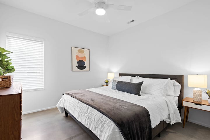 Spavaća soba br. 2 s bračnim krevetom i velikim ormarom.