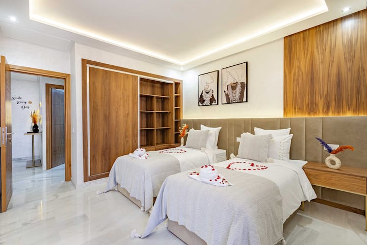 "Esta segunda habitación bellamente decorada ofrece dos camas individuales de( 90 cm/200 cm), cada una con un colchón para una comodidad óptima."