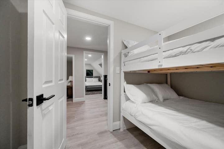 Удобна спална соба опремена со целосен кревет на спрат, идеална за семејни или групни сместувања.