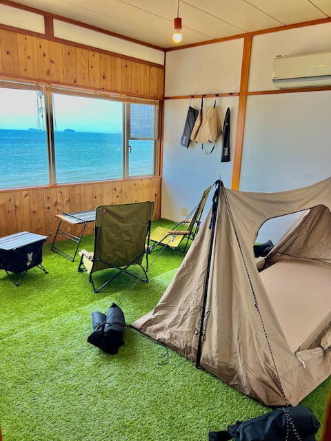 [Private rental / Capacity for 20 people]
Indoor campground just a 10-second walk to the beach!
Chec