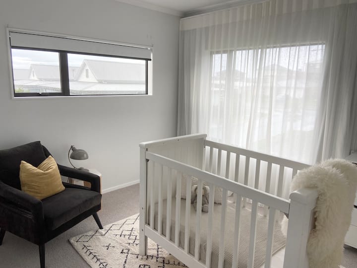 חדר תינוק / פעוט עם מיטת תינוק (ניתן להוריד את הצד כדי להציע מיטת תינוק לפי בקשה). 