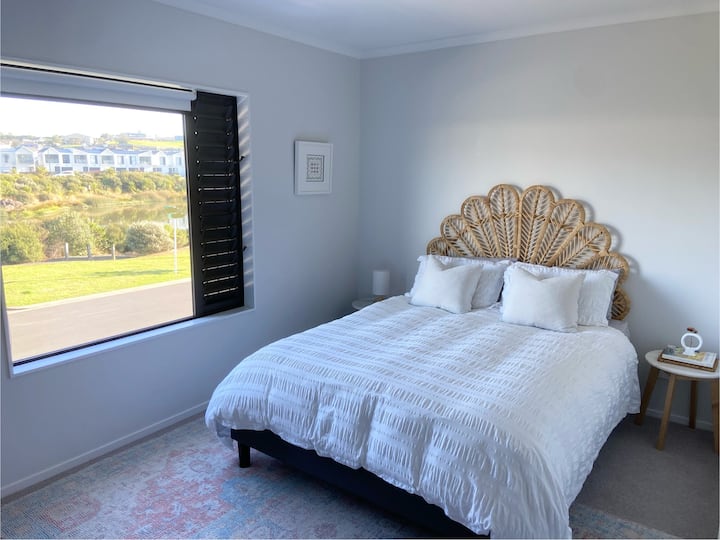 חדר שינה קווין מרווח עם נוף לשמורת מים.
שולחן עבודה כפול. 