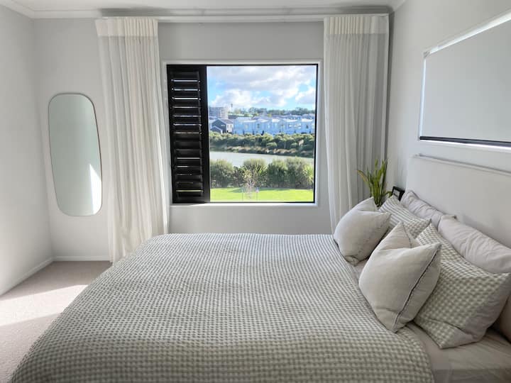 חדר שינה ראשי עם נוף שקט לשמורת המים.
מיטת קינג סייז וסוויטה.