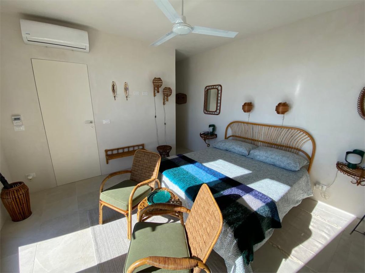 חדר שינה שני עם שירותים צמודים. 