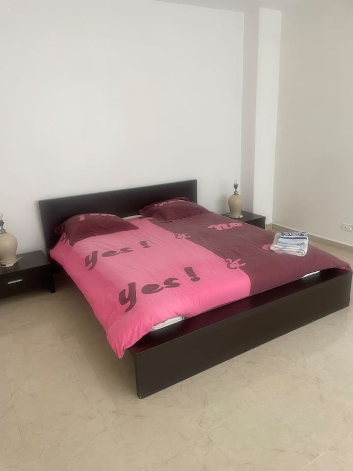 Dhomë gjumi e madhe 2 me pamje nga oborri