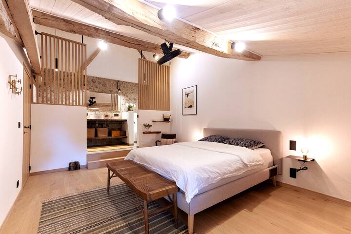 dormitorio con baño