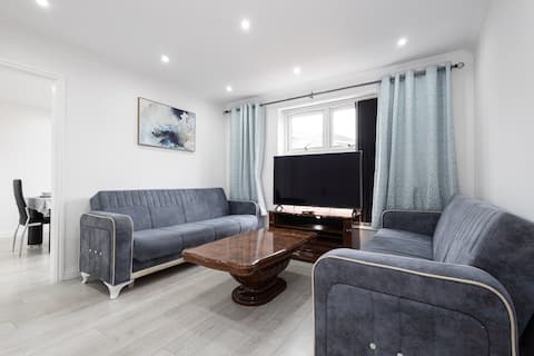 Successful Airbnb property: Cosy Retreats Central | Netflix + Free Parking in Moss Side