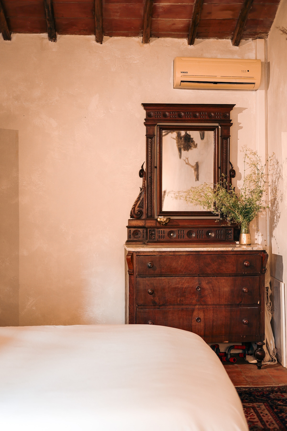 Cómoda de la cama con espejo de tocador disponible para los huéspedes.