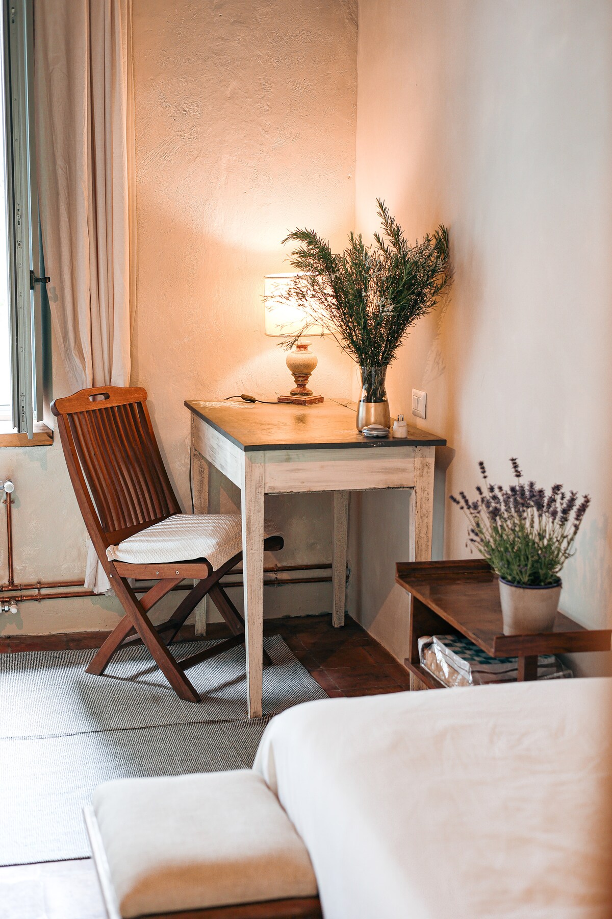 Dormitorio doble con vistas al jardín y a la villa, dos camas individuales y escritorio para creativos. 