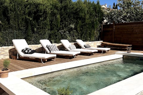 House with pool in Provence village