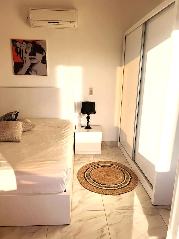 спална соба со телевизор и клима-уред 