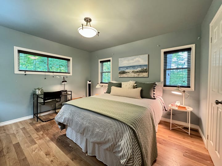 Главната спална соба покрај езеро нуди мирно место за одмор со удобен брачен кревет (широк 150-179 см). Залебете на повиците од був и разбудете се со лудачки песни. Просторот наменет за работа и погодната бања од 2 дела се совршени за релаксација и продуктивност во амбиент инспириран од природата.