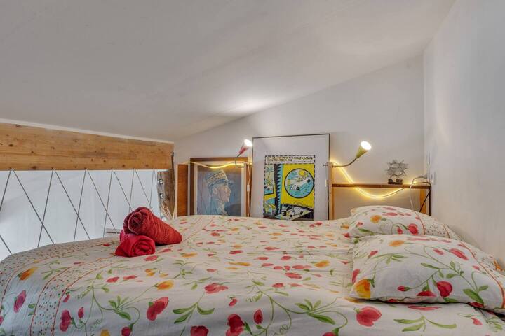 Леглото в мецанина (това е матрак на пода)