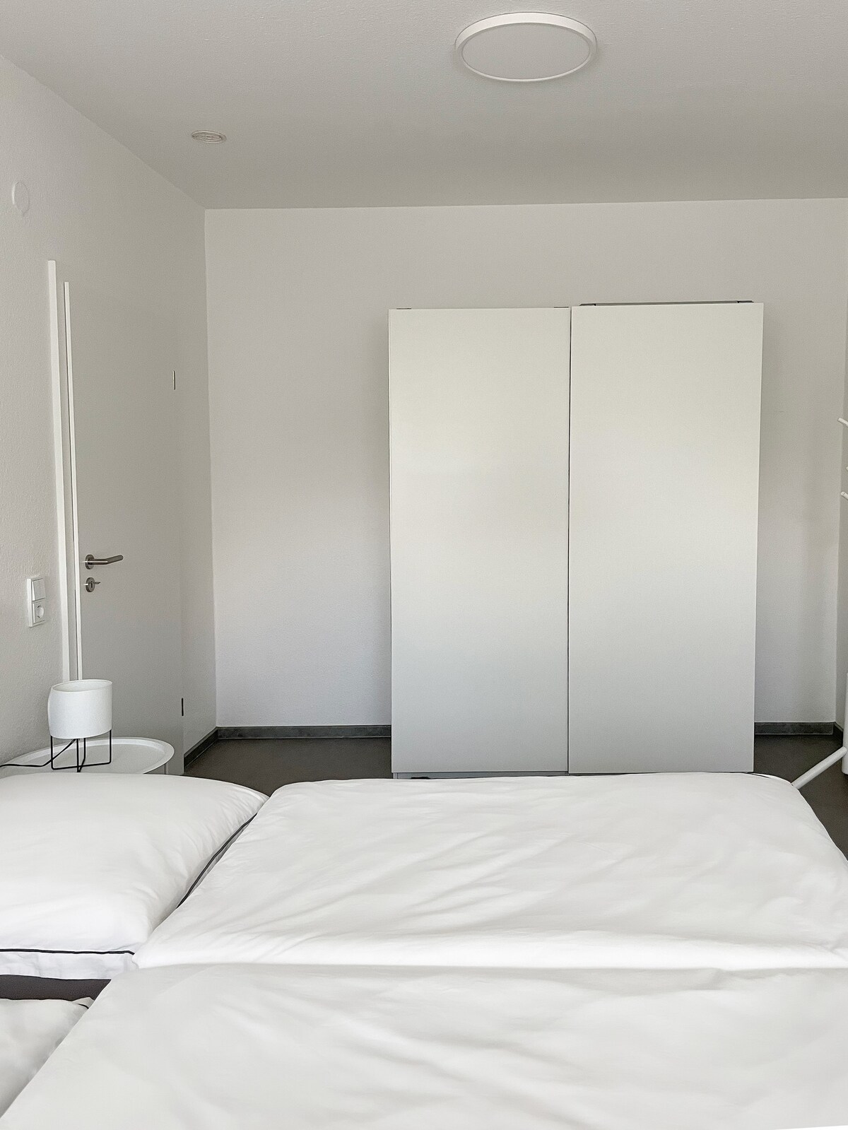 Საძინებელი გარდერობით