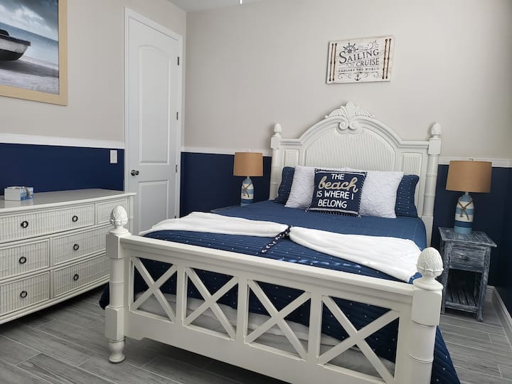 ️ Bedrooms
Each bedroom features plush bedding, soft lighting, and stylish decor. The master suite has a king bed, smart TV, and en-suite bath. Others offer queen and twin beds.