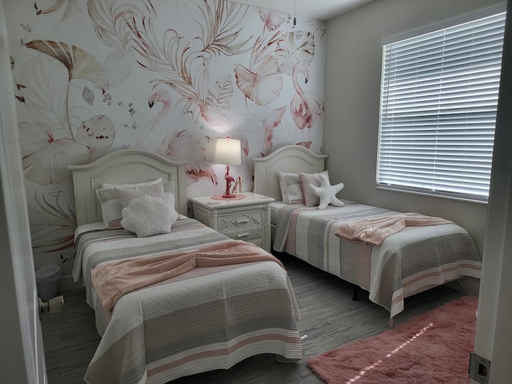 ️ Bedrooms
Each bedroom features plush bedding, soft lighting, and stylish decor. The master suite has a king bed, smart TV, and en-suite bath. Others offer queen and twin beds.