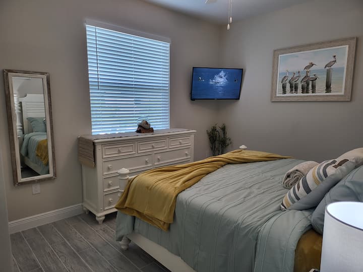 ️ Bedrooms
Each bedroom features plush bedding, soft lighting, and stylish decor. The master suite has a king bed, smart TV, and en-suite bath. Others offer queen and twin beds.