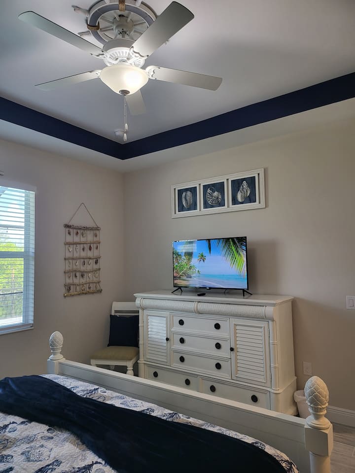 ️ Bedrooms
Each bedroom features plush bedding, soft lighting, and stylish decor. The master suite has a king bed, smart TV, and en-suite bath. Others offer queen and twin beds.