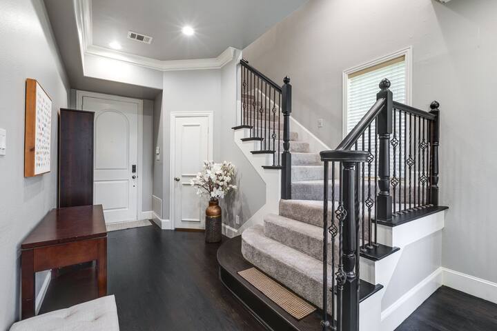 Beautiful Home in Prime Location! gallery image 2