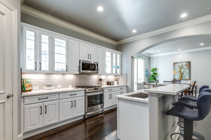 Beautiful Home in Prime Location! gallery image 3